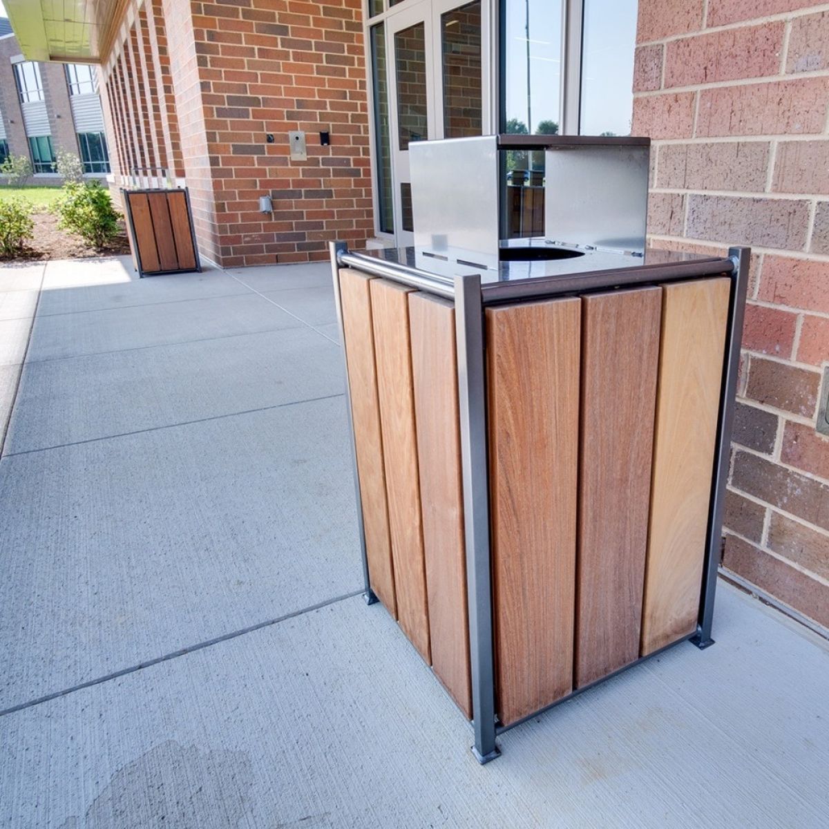 Yahara Receptacle